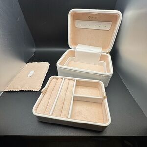 NWOT Gorjana Cream and Tan Jewelry Organizer- no flaws! Paid $95